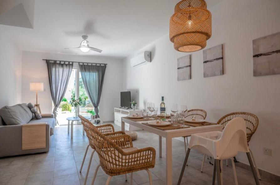 Holiday Cosy Home Paphos Extérieur photo